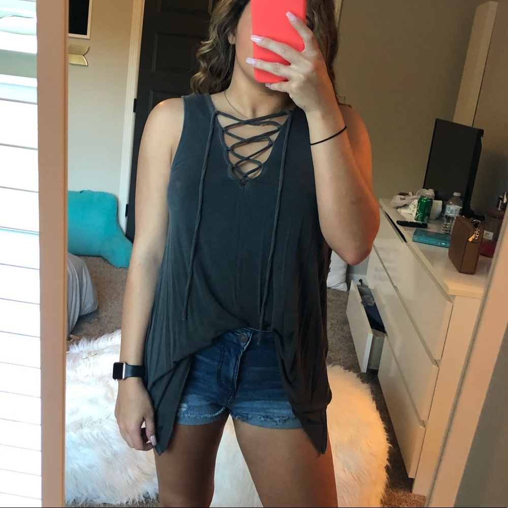gray tank top
